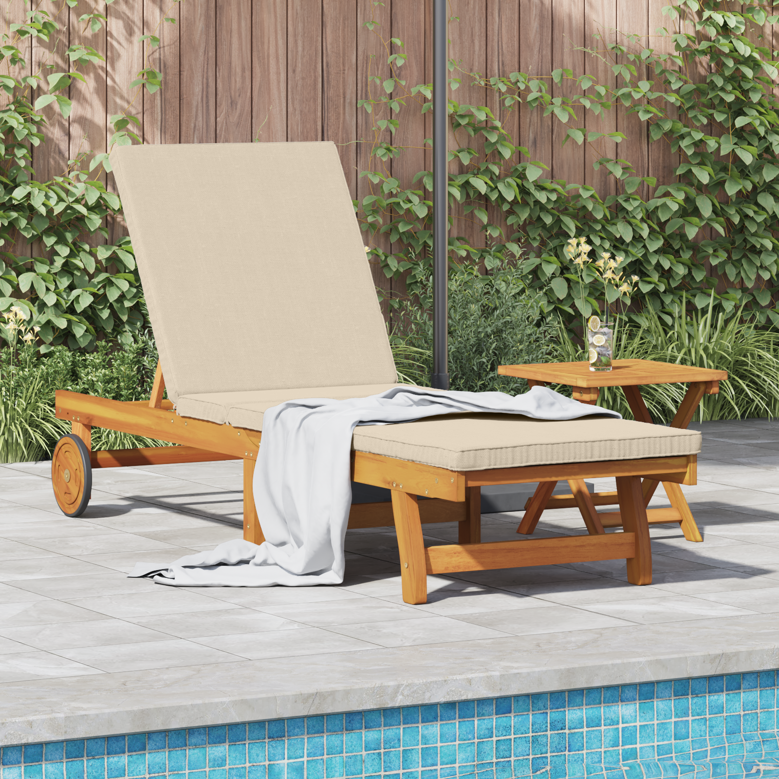 Zonnebed met Wielen en Kussen Beige van Massief Hout